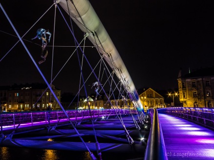 futuristische neue Fußgänger- und Radfahrerbrücke mit turnenden Figuren