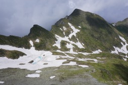 Abstieg in den nächsten Schneekessel auf dem Weg zur Podragu-Hütte (Foto: Holger Lieberenz)