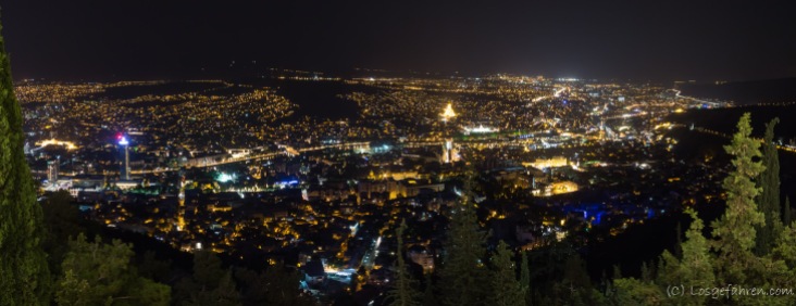 Tbilisi bei Nacht - da hat sich der Aufstieg gelohnt