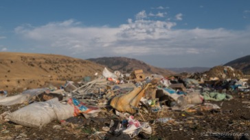 Leider ein Problem in ganz Zentralasien. Wilde Müllkippen finden sich mal mehr, mal weniger. Während in Tadschikistan viel Müll direkt verbrannt wird, wird er hier in Kirgistan häufig einfach in die Landschaft gekippt.