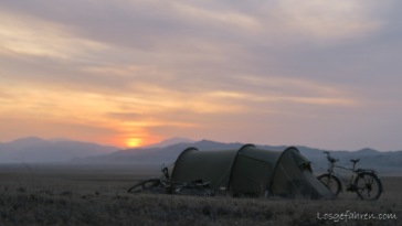 ... die Ruhe vor dem Sturm. Dass uns wenige Stunden später hier ein Sandsturm wachrüttelt, war uns beim schlafengehen noch nicht bewusst. (Kasachstan)